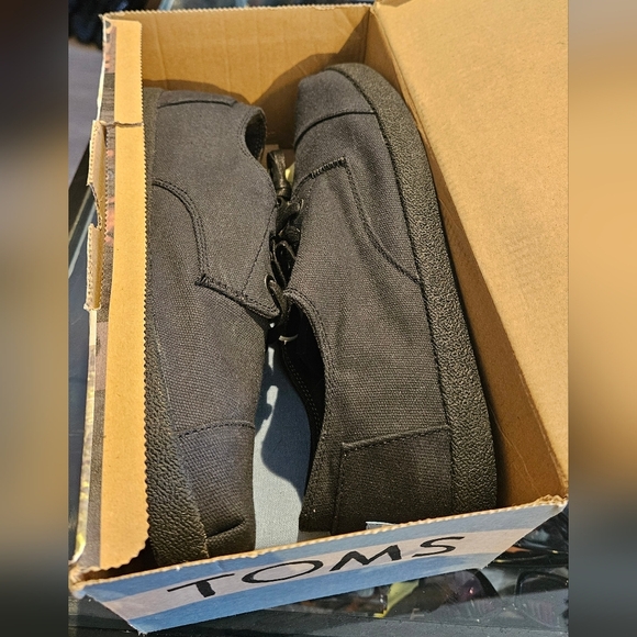 TOMS, MEN SIZE 10 - Picture 5 of 15